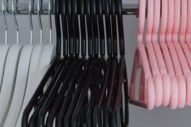 Çeşitli şekillerde, malzemelerde ve renklerde farklı elbise askıları. Yüksek kalite fotoğraf