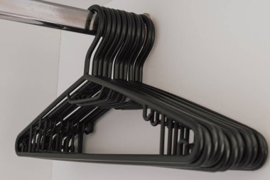 Boş gardıroptaki yetişkinler için plastik siyah askılar. Yüksek kalite fotoğraf