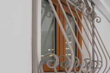 Dekoratif işlenmiş demir ızgaralı küçük bir pencere. Yüksek kalite fotoğraf
