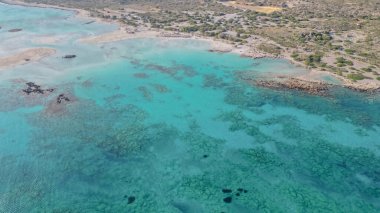 Elafonisi 'de kristal berrak turkuaz deniz suyuyla sersemletici bir sahil, Yunanistan' ın doğal güzellik, rahatlama ve yaz turizmiyle bilinen ünlü yeri.