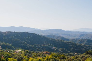 Girit 'teki bir Yunan adasındaki Beyaz Dağlar, açık gökyüzü altında kendine özgü Akdeniz arazisi olan manzaralı bir dağ manzarası gösteriyor