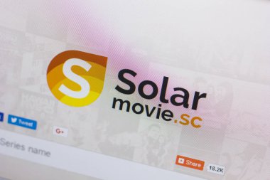 Ryazan, Rusya - 13 Mayıs 2018: Solarmoviez Web sitesi Pc, url - Solarmoviez.ru görüntüleme