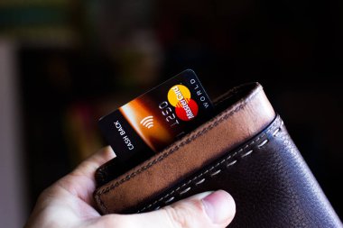 Ryazan, Rusya - 27 Şubat 2018: Deri bir cüzdanda Mastercard markasının kredi veya banka kartı