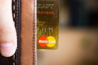 Ryazan, Rusya - 27 Şubat 2018: Mastercard altın bir deri cüzdan