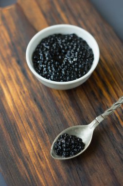 Metal kaşık taze Siyah havyar ahşap kartı ile
