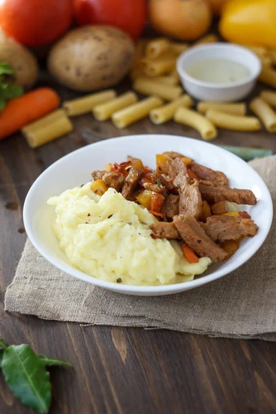 Sojafleisch Mit Kartoffelpüree Über Küchentisch — Stockfoto