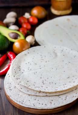 Masada sebzeli ev yapımı Meksika ekmekleri.