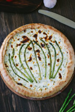 Güzel kuşkonmaz tart - kuşkonmaz ve keçi ile taze pasta peynir.