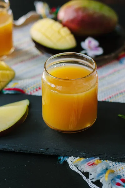 Jugo Desintoxicación Mango Naranja Sobre Pizarra Negra — Foto de Stock