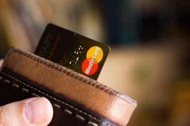 Ryazan, Rusya - 27 Şubat 2018: Mastercard altın bir deri cüzdan