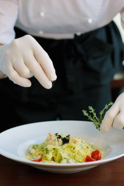 Şef soyunma pasta siyah truffle ve otlar ile