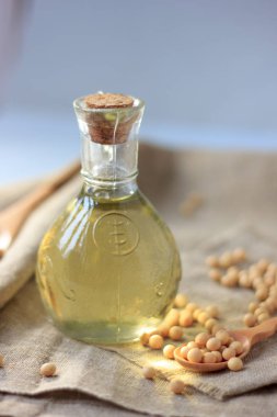 Çevresinde soya fasulyesi olan doğal ve organik soya yağı.