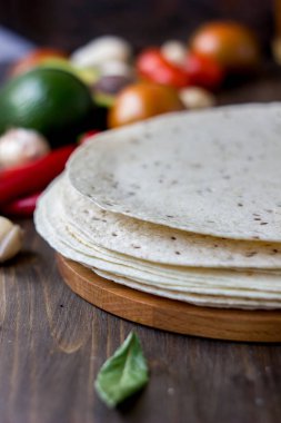 Tahta arka planda Meksika usulü omlet.