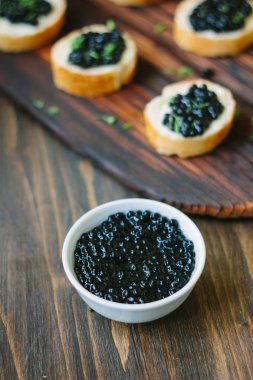 Beyaz kase içine siyah havyar ile