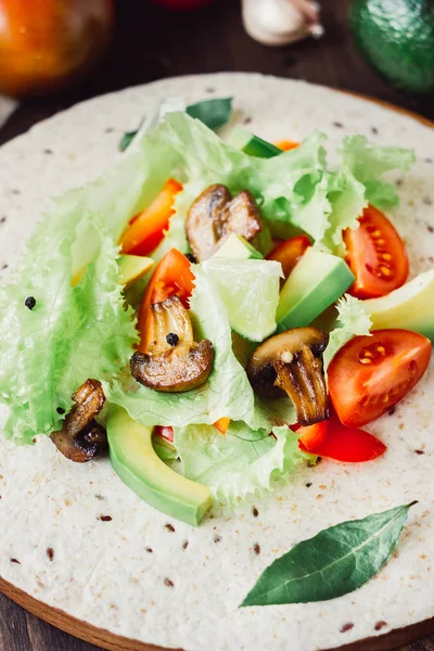 Doğal vejetaryen Meksika yemeği - Tortilla ekmeğinde taze salata