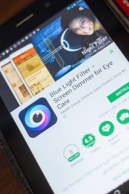 Ryazan, Rusya - 16 Mayıs 2018: Mavi ışık filtresi mobil uygulaması Tablet Pc ekranda
