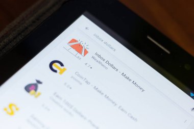 Ryazan, Rusya - 24 Haziran 2018: Gelen kutusu dolar - para simgesi üzerinde mobil uygulamalar listesi