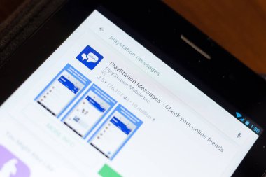 Ryazan, Rusya - 24 Haziran 2018: Playstation iletileri simgesi üzerinde mobil uygulamalar listesi