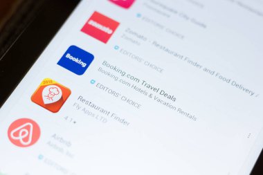 Ryazan, Rusya - 24 Haziran 2018: Bookingcom Travel Deals simgesi üzerinde mobil uygulamalar listesi