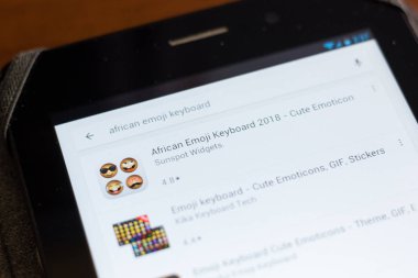 Ryazan, Rusya - 24 Haziran 2018: Afrika Emoji Klavye simgesi üzerinde mobil uygulamalar listesi