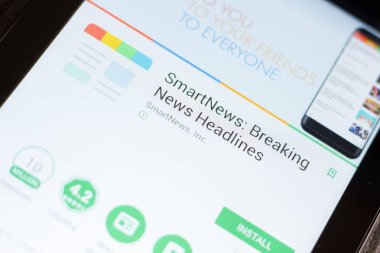 Ryazan, Rusya - 24 Haziran 2018: Smartnews - in tablet Pc ekranda hareket eden app kırma haber başlıkları
