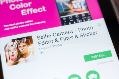 Ryazan, Rusya - 24 Haziran 2018: Selfie kamera - in tablet Pc ekranda hareket eden app fotoğraf editörü