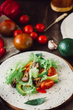 Doğal vejetaryen Meksika yemeği - Tortilla ekmeğinde taze salata