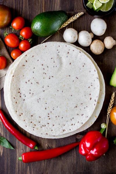 Tortillas Majsbröd Med Grönsaker Träbord — Stockfoto