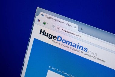 Ryazan, Rusya - 26 Haziran 2018: Hugedomains ana web sitesi Pc. Url - Hugedomains.com görüntüleme
