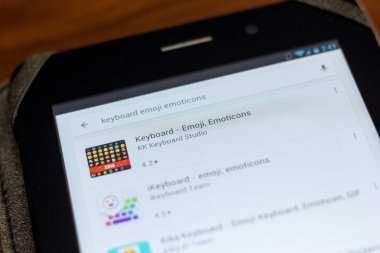 Ryazan, Rusya - 03 Temmuz 2018: Klavye - Emoji, Tablet Pc ekranda hareket eden app ifadeler
