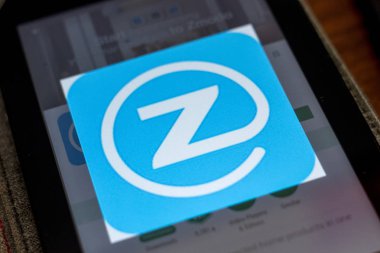 Ryazan, Rusya - 03 Temmuz 2018: Zmodo mobil app Logo üstünde belgili tanımlık göstermek cep telefonu