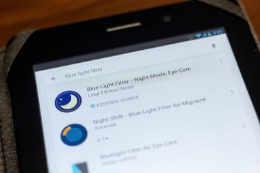 Ryazan, Rusya - 03 Temmuz 2018: Mavi ışık filtresi - gece modu, Tablet Pc ekranda hareket eden app göz bakımı