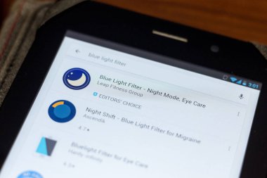 Ryazan, Rusya - 03 Temmuz 2018: Mavi ışık filtresi - gece modu, Tablet Pc ekranda hareket eden app göz bakımı