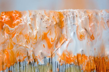 Yenileme ve yaratım olarak turuncu ve beyaz boya ile fırçala.