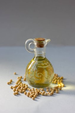 Yanında soya fasulyesi olan doğal soya yağı.