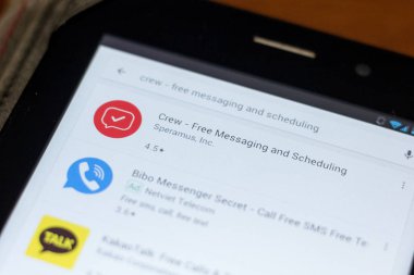 Ryazan, Rusya - 03 Temmuz 2018: Crew - ücretsiz mesajlaşma ve Tablet Pc ekranda hareket eden app zamanlama
