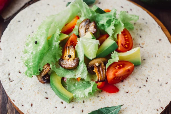 Natürliche Vegetarische Mexikanische Küche Frischer Salat Auf Tortilla Brot — Stockfoto