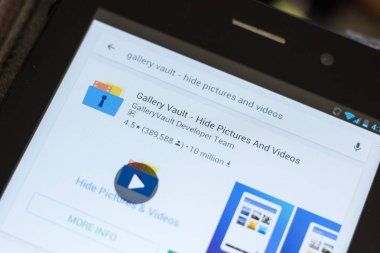 Ryazan, Rusya - 03 Temmuz 2018: Galeri Vault - in tablet Pc ekranda hareket eden app fotoğraf ve video saklamak