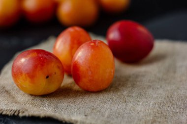 Bir parça turuncu ve kırmızı erikli tekstil