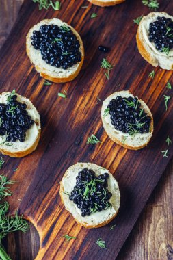 Meze olarak Noel tablo - siyah havyar ekmek parçaları üzerinde