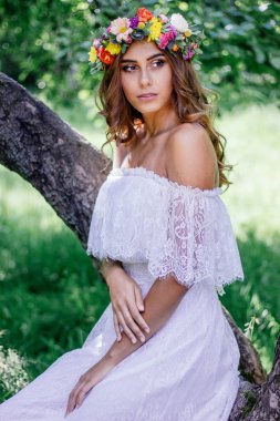 Gelinlikli gelin büyük ağacın yanında..