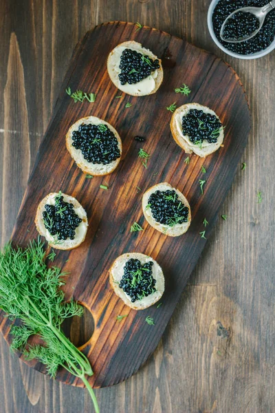 Vista Superior Aperitivos Caviar Preto Placa Madeira — Fotografia de Stock