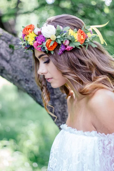 Estilo Cabelo Casamento Noiva Com Coroa Flores Evento Nupcial — Fotografia de Stock