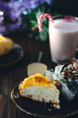 Atış Noel pasta - karanlık tablo üzerinde lezzetli pasta