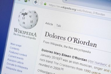 Ryazan, Rusya - 19 Ağustos 2018: Vikipedi sayfa hakkında Dolores O'Riordan Pc ekranda