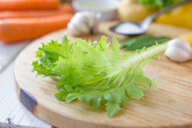 Taze salata salatası Tahta üzerinde marul yaprakları