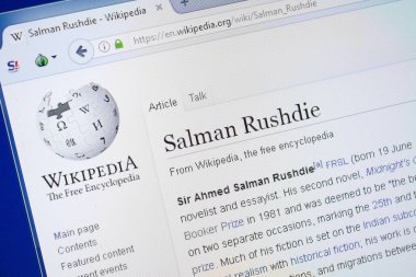 Ryazan, Rusya - 19 Ağustos 2018: Vikipedi sayfası Salman Rüşdi hakkında Pc ekranda