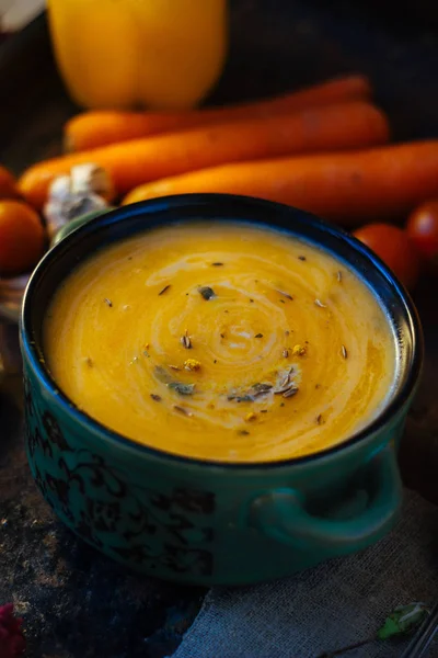 Délicieuse Soupe Gingembre Légumes Sur Surface Noire — Photo