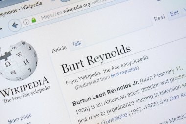 Ryazan, Rusya - 28 Ağustos 2018: Vikipedi sayfası Burt Reynolds hakkında Pc ekranda.