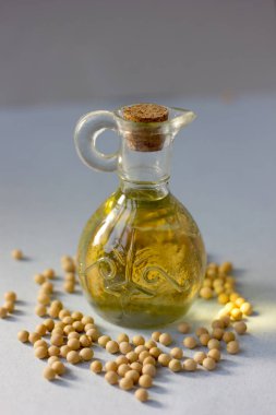 Yanında soya fasulyesi olan doğal soya yağı.